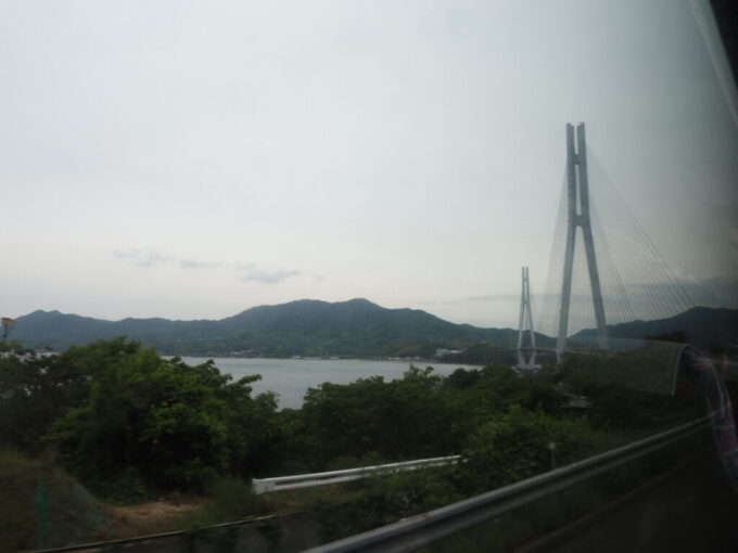 5月中旬の瀬戸内17年ぶりのしまなみ海道高速バスしまなみライナー車窓から望む完成当時世界最大の斜張橋である多々羅大橋