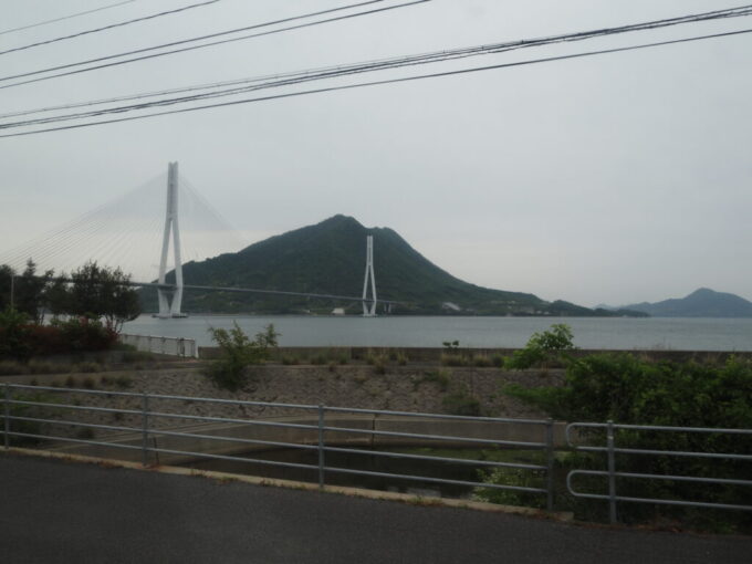 5月中旬の瀬戸内17年ぶりのしまなみ海道しまなみライナー大三島バスストップ付近から眺める多々羅大橋