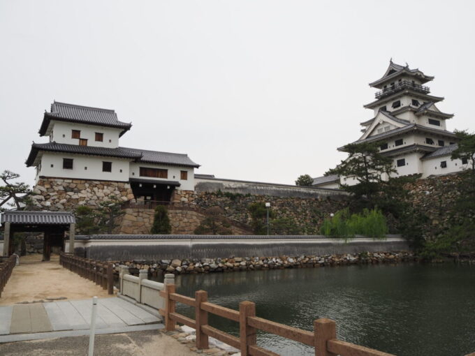 5月中旬の瀬戸内今治日本三大水城のひとつである今治城山里櫓から城内へ