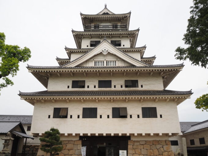 5月中旬の瀬戸内今治模擬天守である今治城天守閣