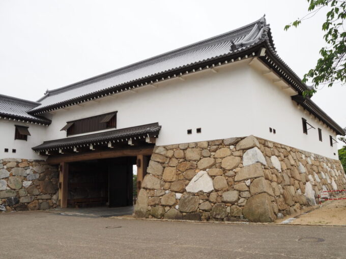 5月中旬の瀬戸内今治城鉄御門から城外へ