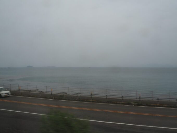 5月中旬の瀬戸内予讃線特急しおかぜ・いしづち号車窓から眺める雨の瀬戸内海