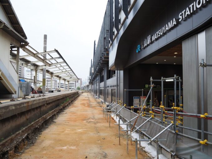 5月中旬の瀬戸内17年ぶりとなる松山旧駅舎と線路敷きは解体中で今しか見られぬ姿に
