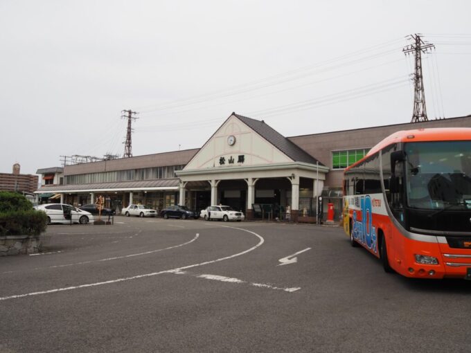 5月中旬の瀬戸内17年ぶりとなる松山役目を終え取り壊しを待つ三角屋根の二代目旧駅舎