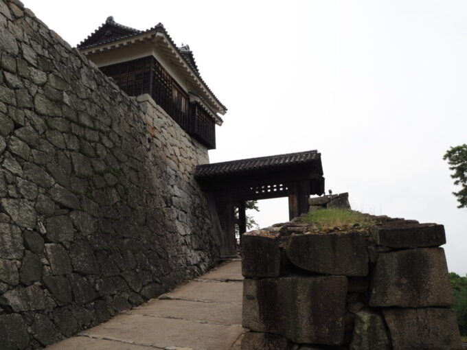 5月中旬の瀬戸内17年ぶりとなる松山城江戸時代の建造当時から門扉がなかったという戸無門