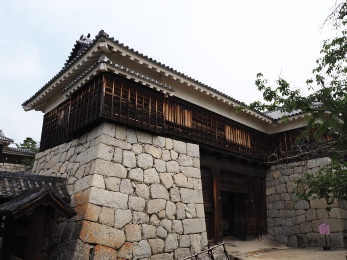 5月中旬の瀬戸内17年ぶりとなる松山城筒井門と奥に連なる隠門