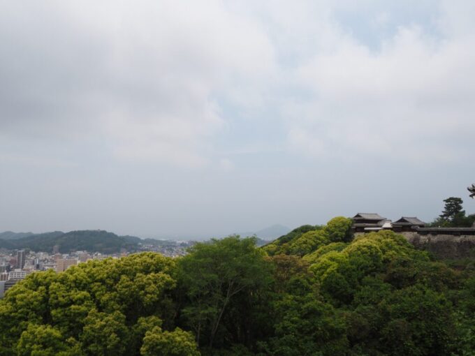 5月中旬の瀬戸内17年ぶりとなる松山城本丸から望む新緑と築城当時から残る乾櫓