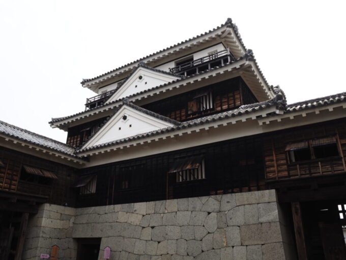 5月中旬の瀬戸内17年ぶりとなる松山城本壇中庭から望む現存十二天守のひとつ松山城大天守