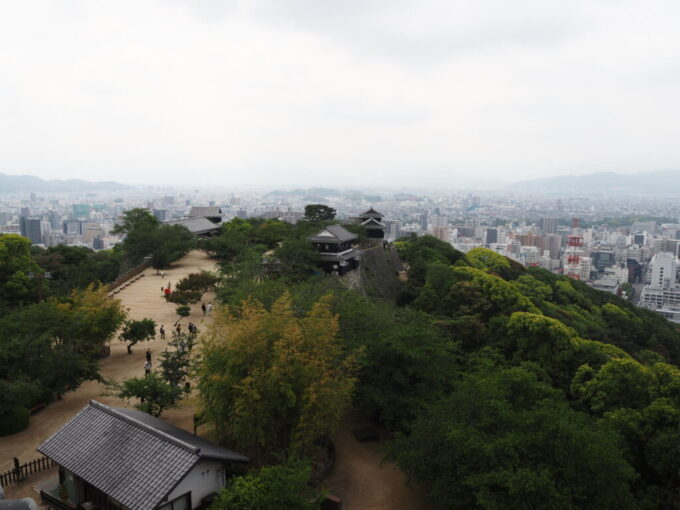 5月中旬の瀬戸内17年ぶりとなる松山城復元された小天守から見下ろす本丸