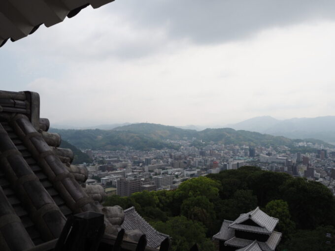 5月中旬の瀬戸内17年ぶりとなる松山城現存十二天守の大天守から望む道後温泉方面