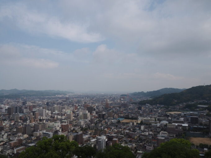 5月中旬の瀬戸内17年ぶりとなる松山城現存十二天守の大天守から望む斎灘