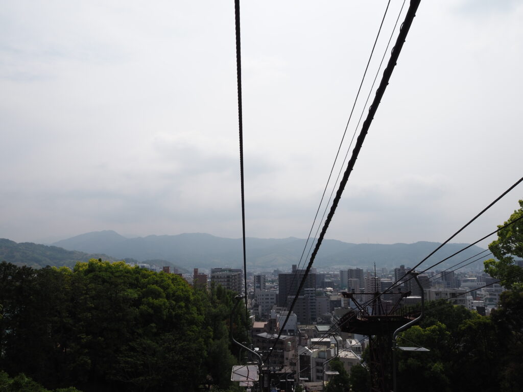 5月中旬の瀬戸内17年ぶりとなる松山城下城は爽快感溢れるリフトで