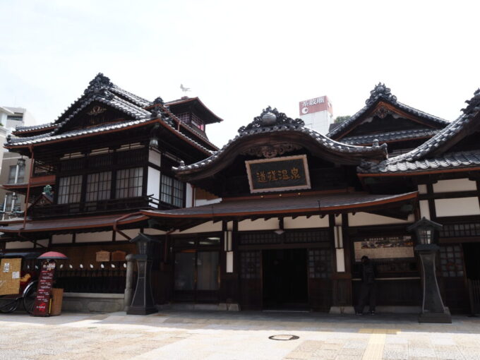 5月中旬の瀬戸内17年ぶりとなる松山道後温泉本館の威厳溢れる佇まい