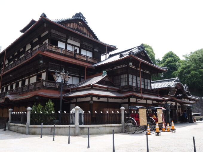 5月中旬の瀬戸内17年ぶりとなる松山道後温泉城大工が手掛けたという木造三階建の威風堂々たる道後温泉本館の佇まい