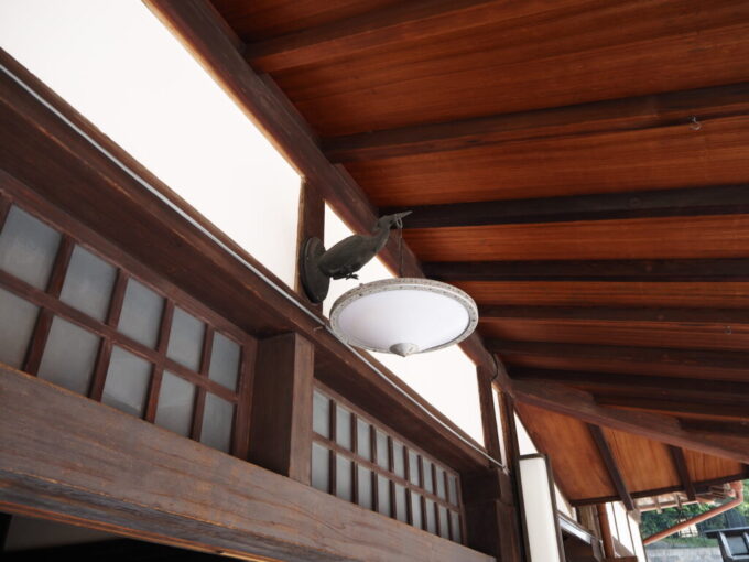 5月中旬の瀬戸内17年ぶりとなる松山道後温泉本館玄関上の照明には白鷺がデザインされている