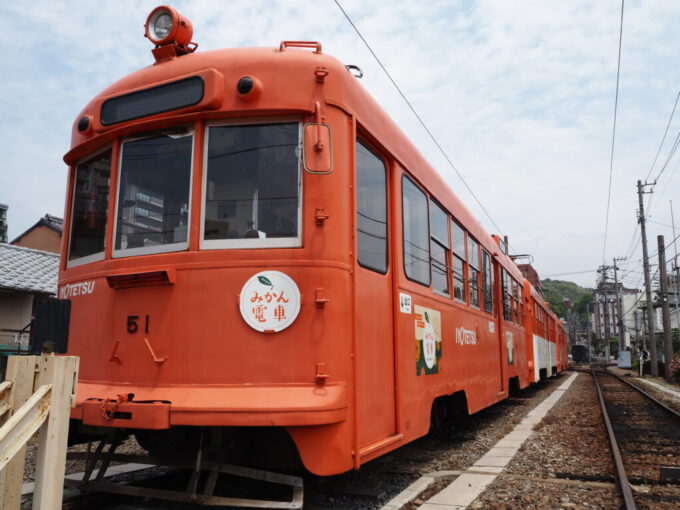 5月中旬の瀬戸内17年ぶりとなる松山道後温泉駅引き上げ線で休む昔ながらのモハ50形51号