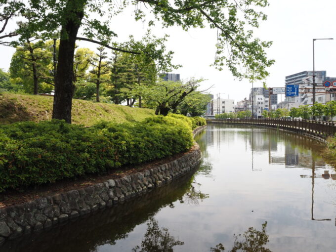 5月中旬の瀬戸内17年ぶりとなる松山道後湯築城のお堀が残る道後公園