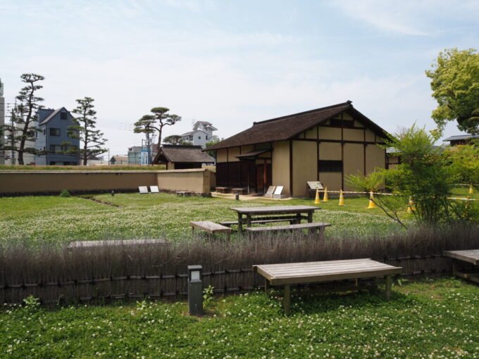 5月中旬の瀬戸内17年ぶりとなる松山道後公園湯築城跡復元された武家屋敷