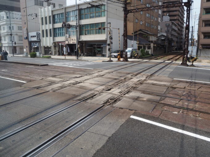 5月中旬の瀬戸内17年ぶりとなる松山伊予鉄名物鉄道線と軌道線では日本でここだけのダイヤモンドクロス