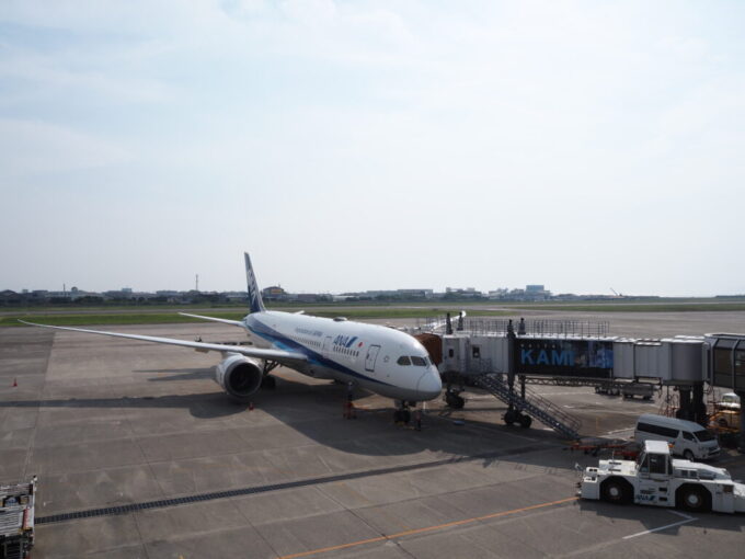 5月中旬の瀬戸内松山空港僕らを東京羽田へと連れて帰るNAB787型機