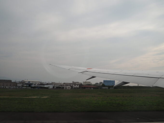 5月中旬の瀬戸内松山ANA羽田空港行きB787型機は松山空港を離陸