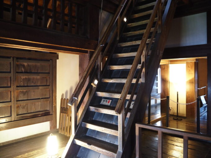 5月中旬の瀬戸内17年ぶりとなる松山城現存十二天守の大天守最上階へと登る急階段