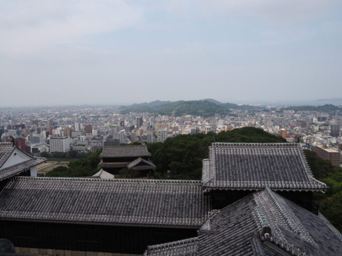 5月中旬の瀬戸内17年ぶりとなる松山城現存十二天守の大天守から望む連立式天守の複雑に折り重なる建物の構造美と遠くには瀬戸内海