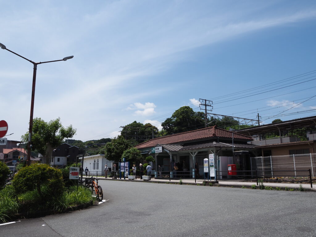 5月末青空の東海道線早川駅