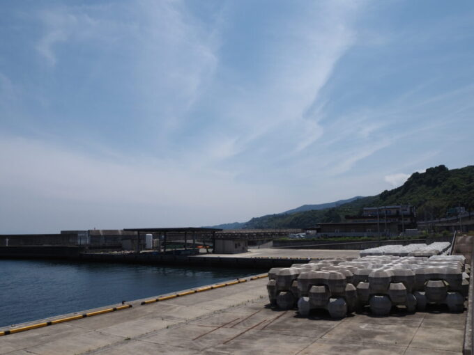 5月末小田原早川漁港の駅TOTOCO小田原へと歩く道からは箱根山が海へと一気に落ち込む様子が見て取れる