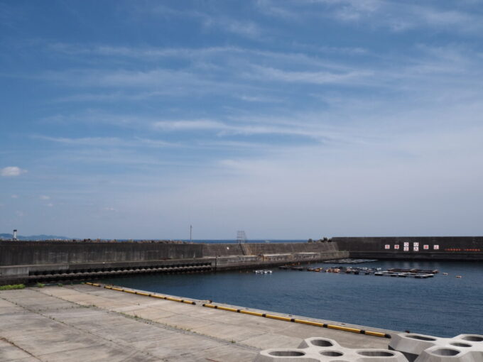 5月末小田原早川漁港青い海原と畜養いけす
