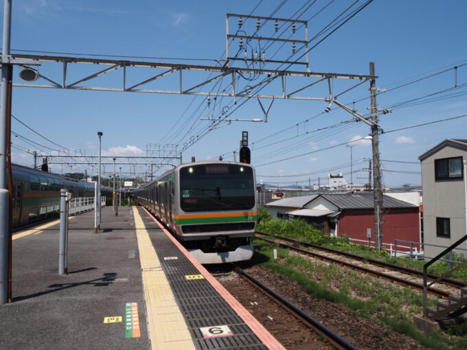 5月末鮮烈な青空の東海道線早川駅に入線するE231系熱海行き普通列車