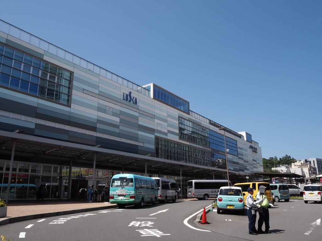 5月末多くの人で賑わう快晴の熱海駅