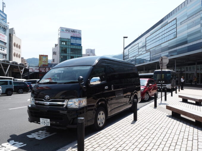 5月末快晴の熱海駅前ロータリーに停車中のゆとりろ熱海送迎車