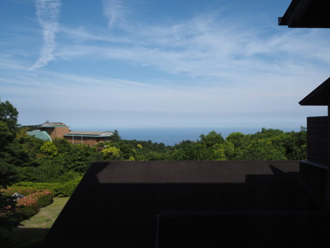5月末初夏の熱海伊豆山ゆとりろ熱海ロビーから望む青い相模湾