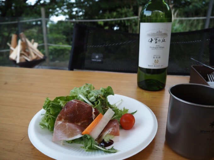 5月末初夏の熱海伊豆山ゆとりろ熱海グランピング夕食のプロシュートとサラダ盛り