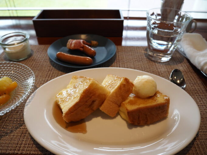 5月末初夏の熱海伊豆山ゆとりろ熱海グランピング1泊目朝食自家製ホイップバターを添えたフレンチトーストと焼き立ての御殿場ソーセージ、ベーコン