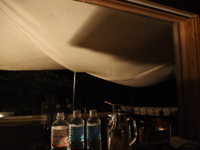 5月末初夏の熱海伊豆山ゆとりろ熱海グランピング雨の降りだした2泊目の夜雨が溜まりたわむタープ