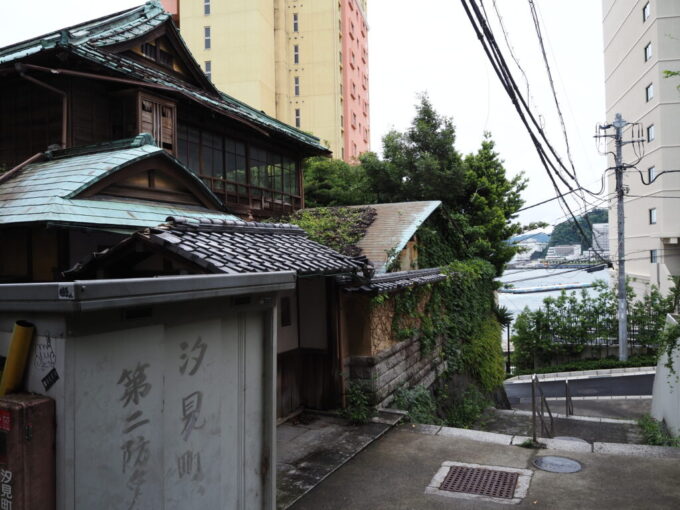 5月末雨上がりの熱海階段の先にちらりと覗く海