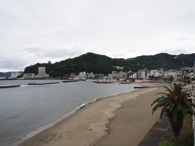 5月末雨上がりの熱海サンビーチ