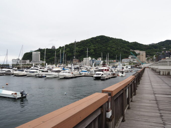 5月末雨上がりの熱海ヨットハーバーをのんびり歩く