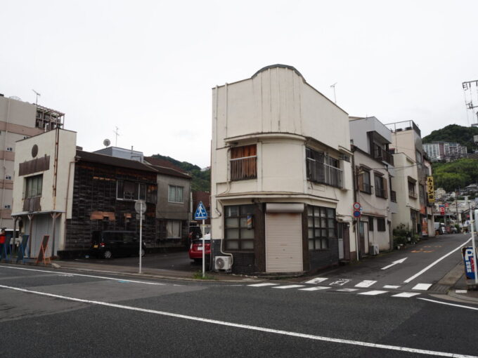 5月末雨上がりの熱海角丸の渋い床屋跡の奥にはストリップ劇場跡と思われるムーラン座