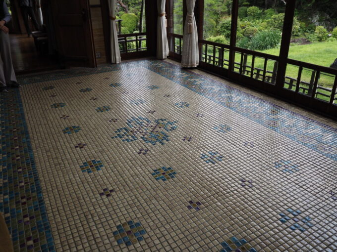 5月末雨上がりの熱海起雲閣洋館玉姫サンルームエキゾチックな雰囲気を醸し出すタイル張りの床