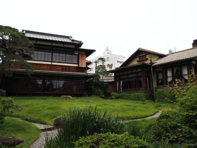 5月末雨上がりの熱海起雲閣緑豊かな庭園から眺める母屋と洋館玉姫、玉溪