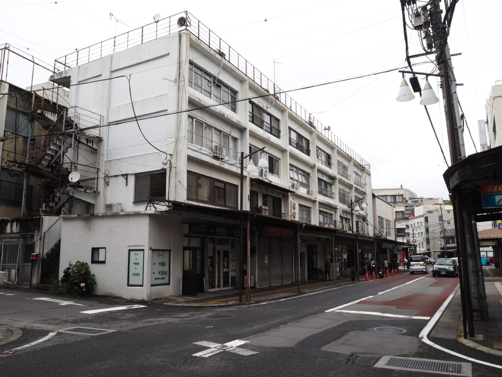 5月末雨上がりの熱海1階に店舗の入るレトロな清水町ビル