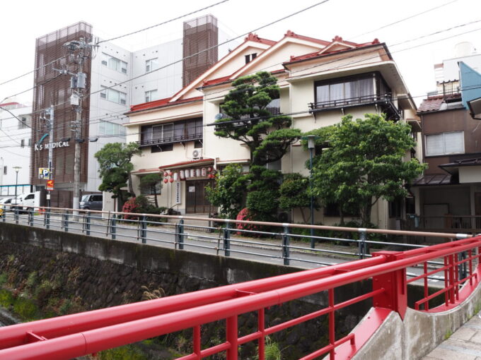 5月末雨上がりの熱海築71年を誇るレトロな熱海芸妓見番の建物