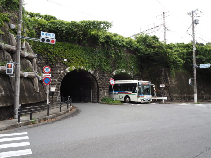 5月末雨上がりの熱海来宮神社前に位置する東海道線・伊東線の来の宮ガード来の宮暗渠