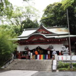 5月末雨上がりの熱海來宮神社深い緑のなか佇む朱塗りが印象的な本殿