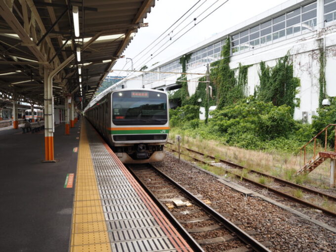 5月末雨上がりの熱海駅東海道線E231系高崎線直通普通列車