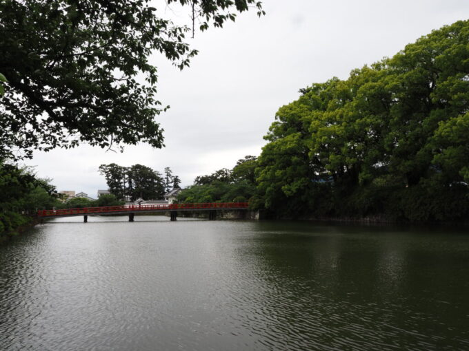 5月末曇天の小田原城広々としたお堀端