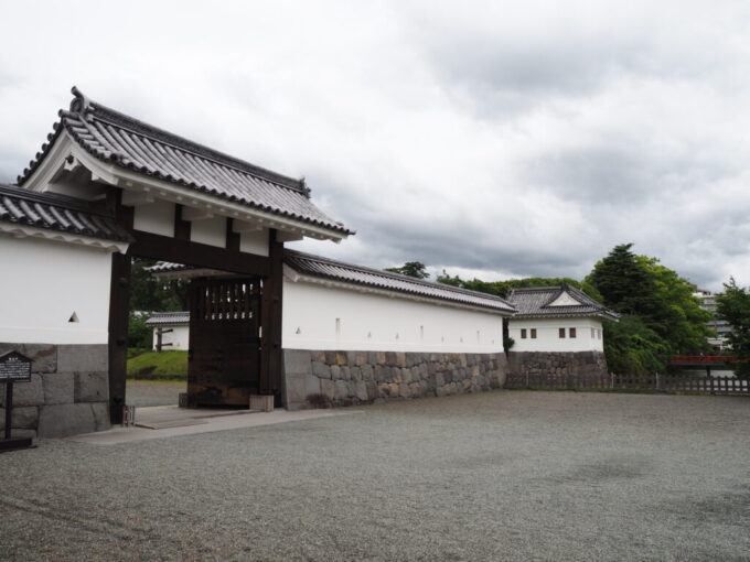 5月末曇天の小田原城馬出門土橋を渡り2009年に復元された馬出門へ